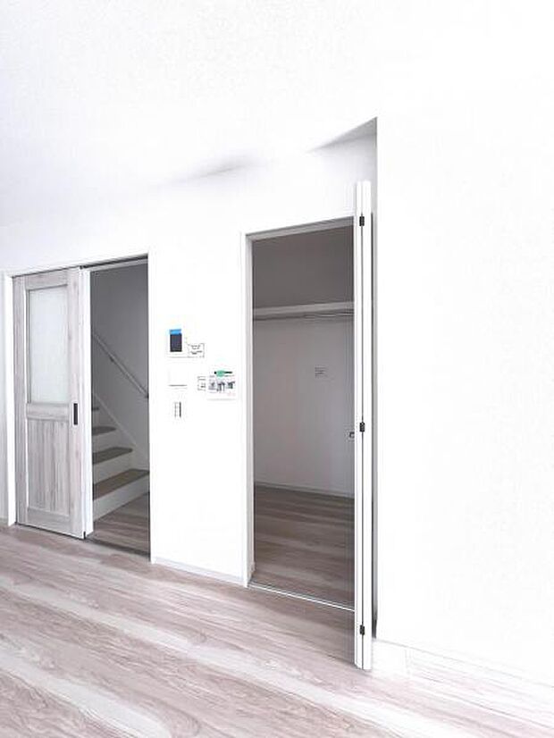 【リビング・ファミリークローゼット】