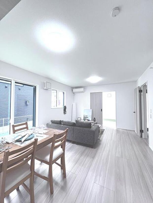 【リビングダイニング】