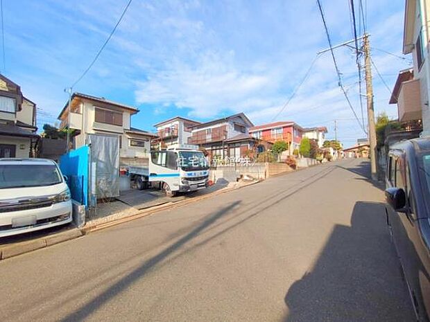 前面道路を含めた現地写真です。