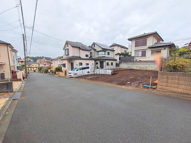 前面道路を含めた現地写真です。