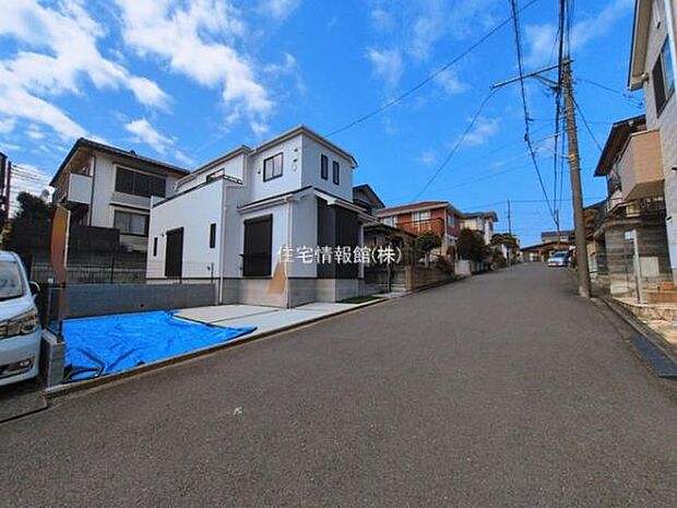 前面道路を含めた現地写真です。