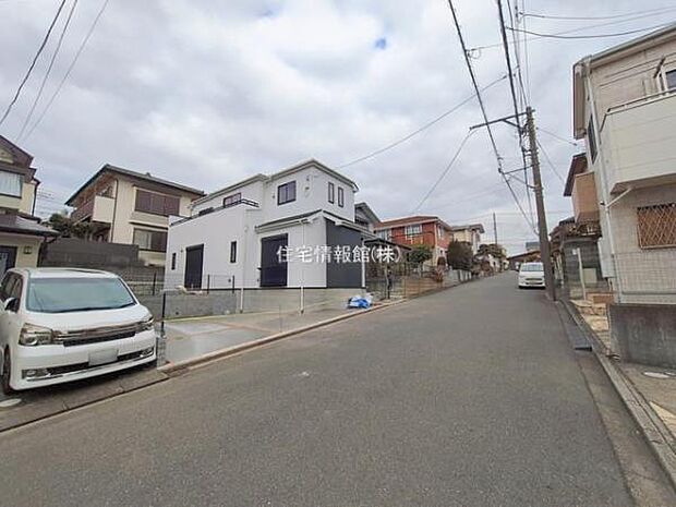 前面道路を含めた現地写真です。