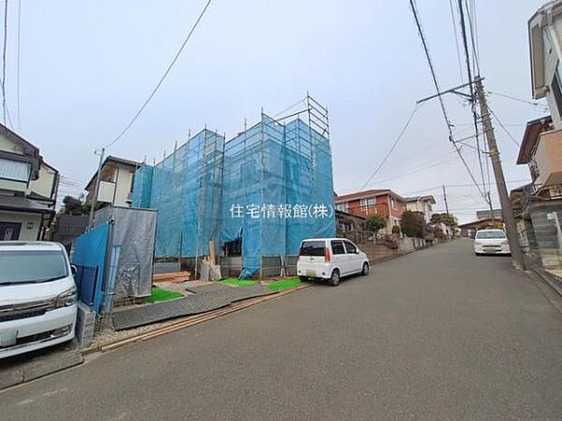 前面道路を含めた現地写真です。