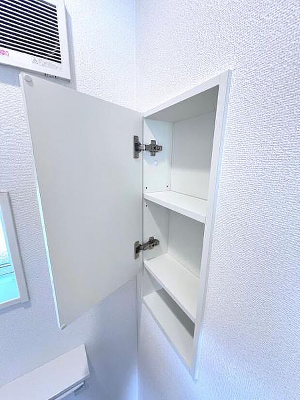 トイレ内にも収納がございます。