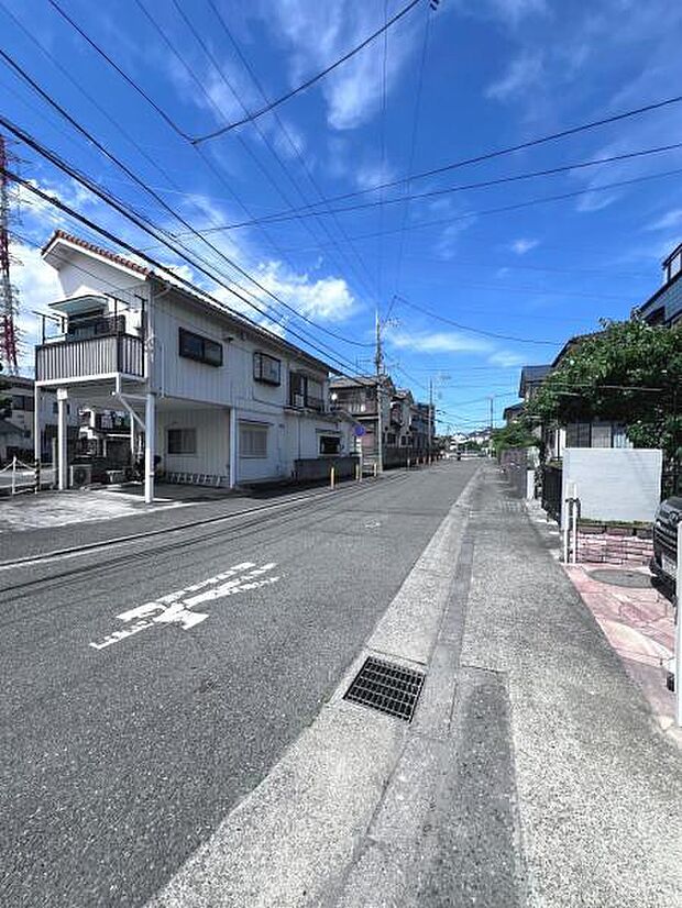 前面道路を含めた現地写真です。