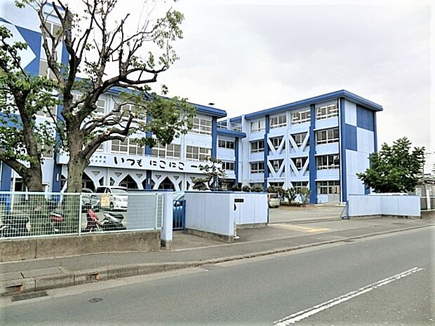 寒川町立寒川中学校まで約300m(徒歩4分)