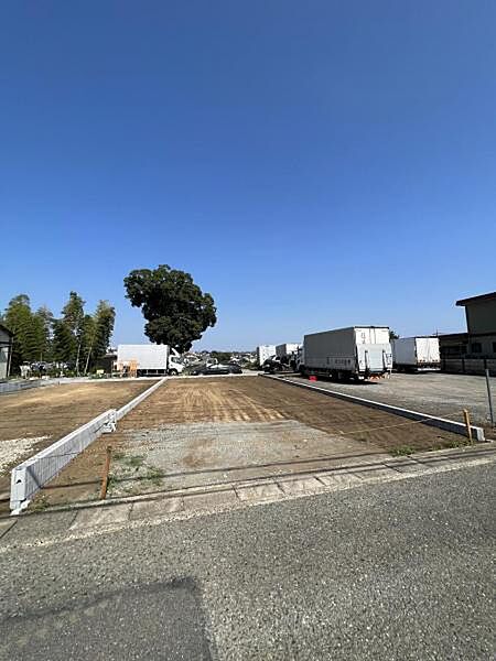 前面道路を含めた現地写真です。ぜひ周辺環境も併せてご覧ください。