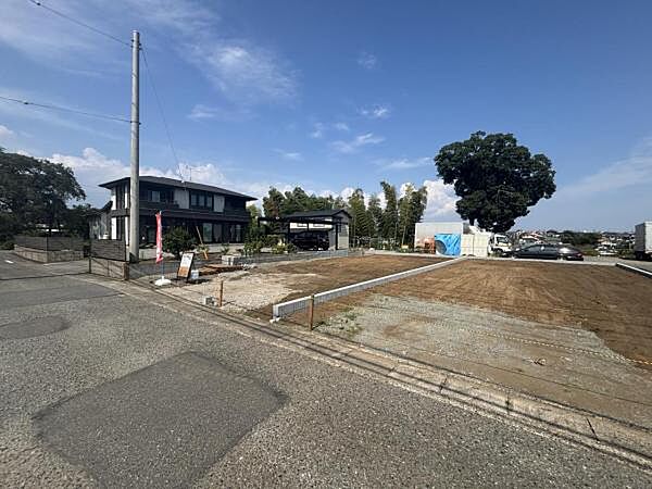 隣地は駐車場の為解放感が御座います。
