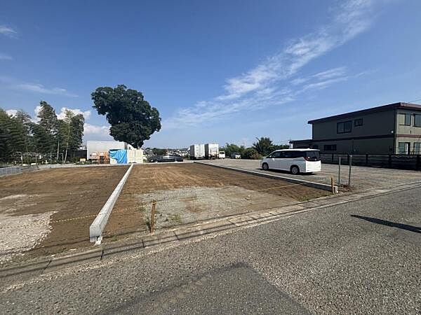 前面は道路、駐車場の為、日当たりを遮るものが建っていません。