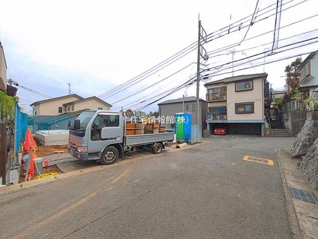 前面道路を含めた現地写真です。