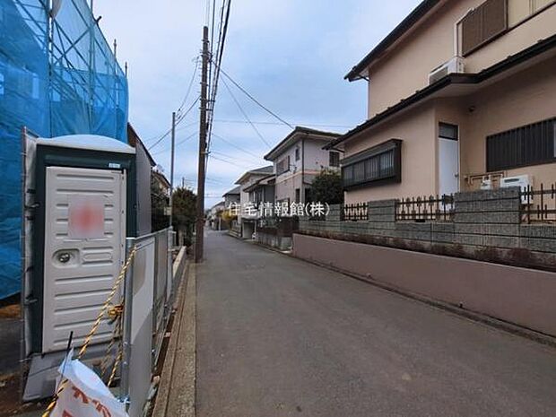 前面道路を含めた現地写真です。