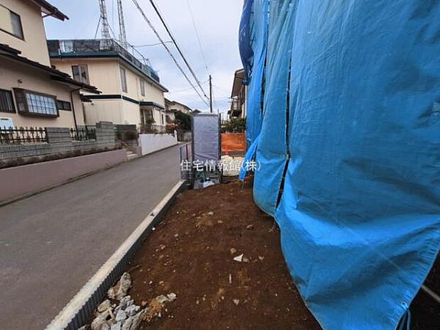 前面道路を含めた現地写真です。