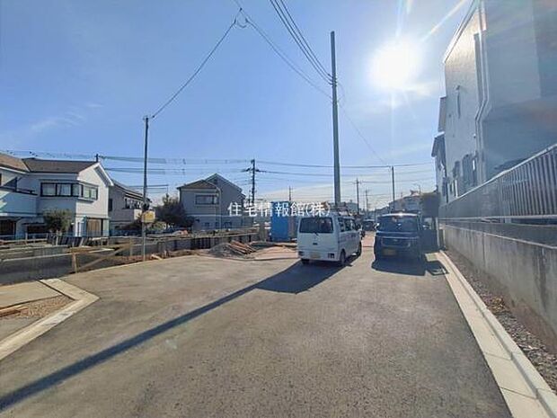 前面道路を含めた現地写真です。