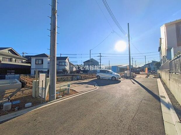 前面道路を含めた現地写真です。