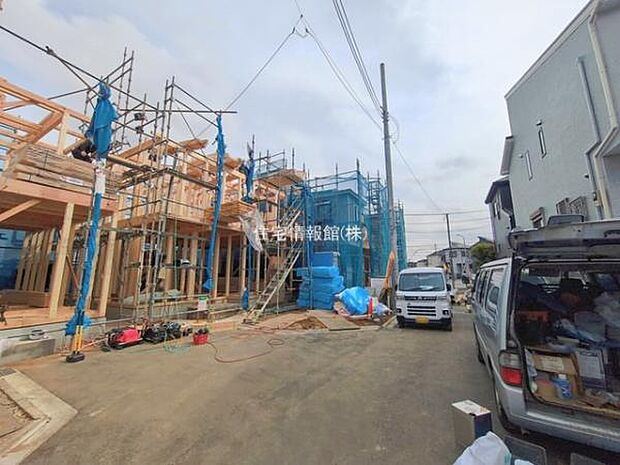 前面道路を含めた現地写真です。