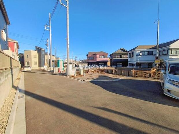 前面道路を含めた現地写真です。