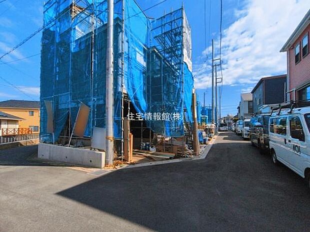 前面道路を含めた現地写真です。