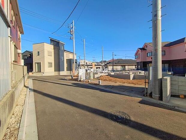 前面道路を含めた現地写真です。