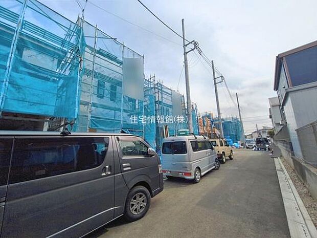 前面道路を含めた現地写真です。