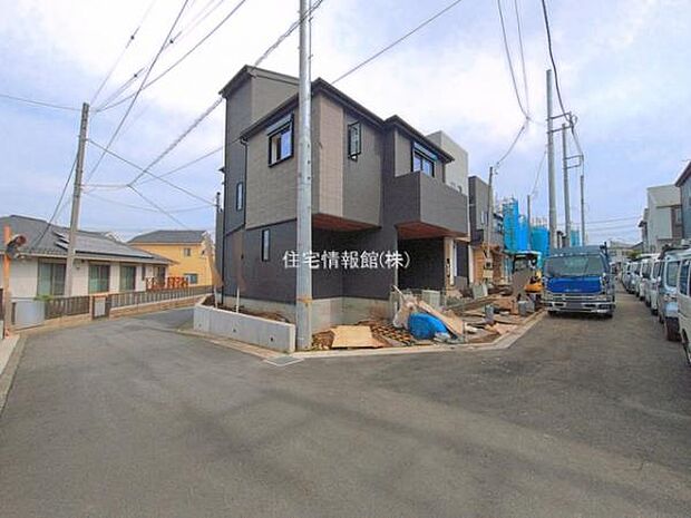 前面道路を含めた現地写真です。