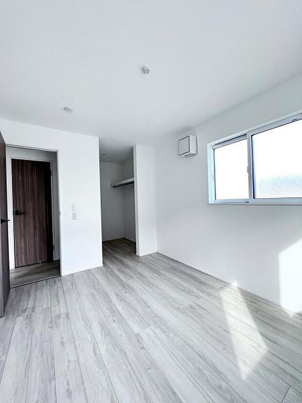 【洋室・ウォークインクローゼット】