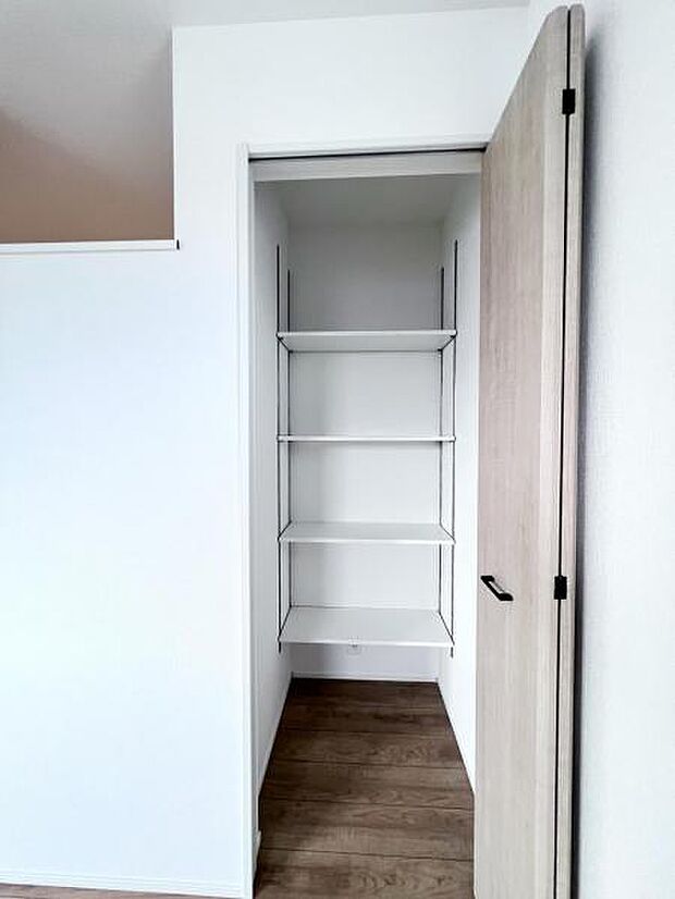 【リビング・ウォークイン可動棚付き】