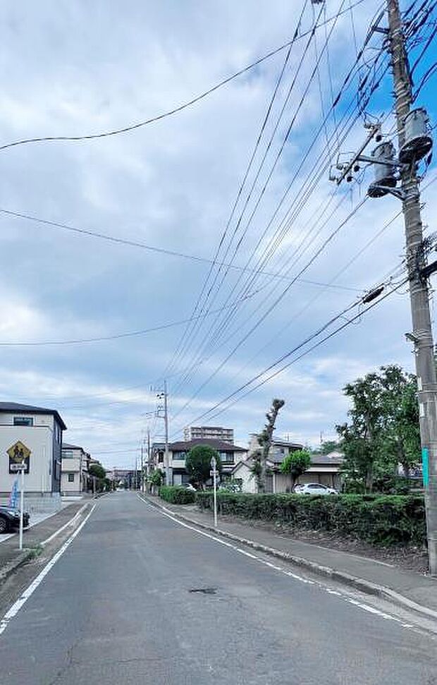 前面道路を含めた現地写真です。