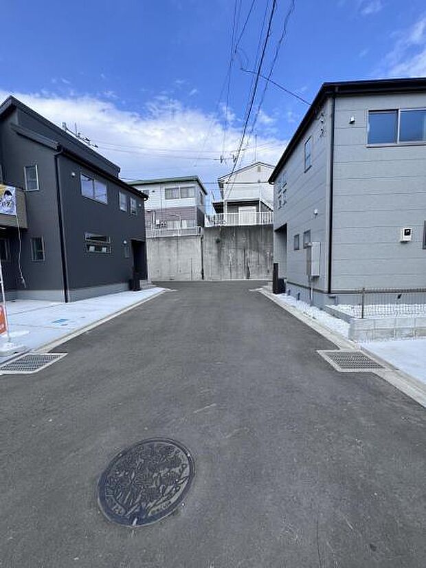 前面道路を含めた現地写真です。