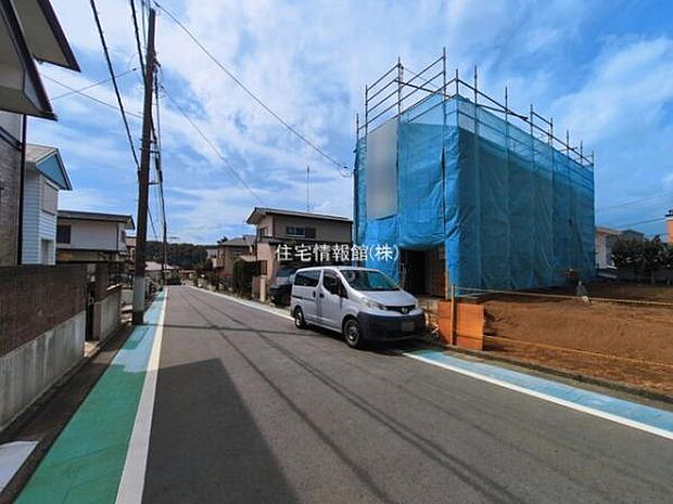 前面道路を含めた現地写真です。