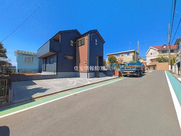 前面道路を含めた現地写真です。