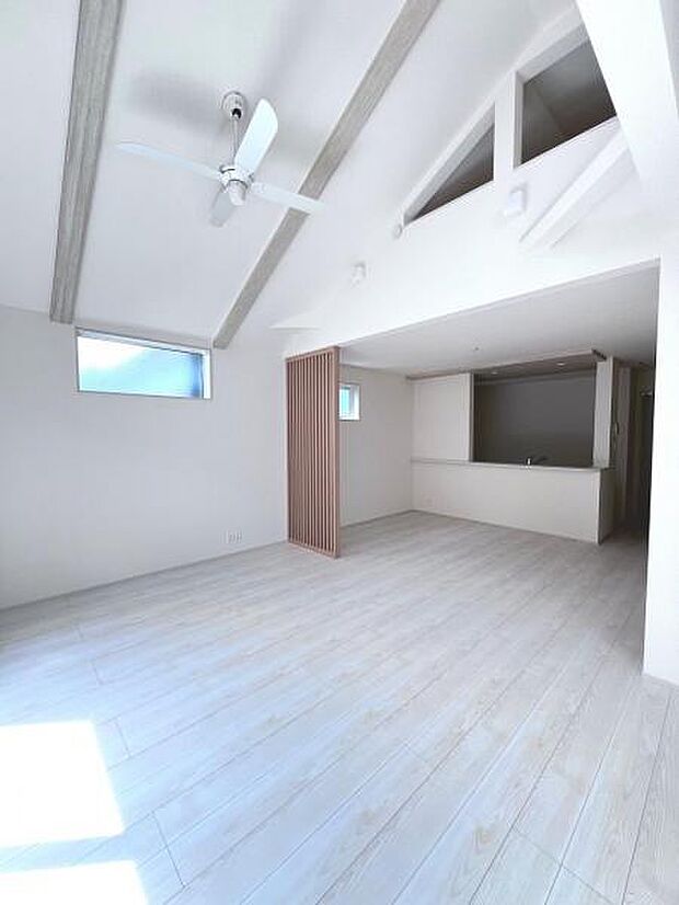 家族団らんの場所としてゆったりと居心地の良いリビングです。