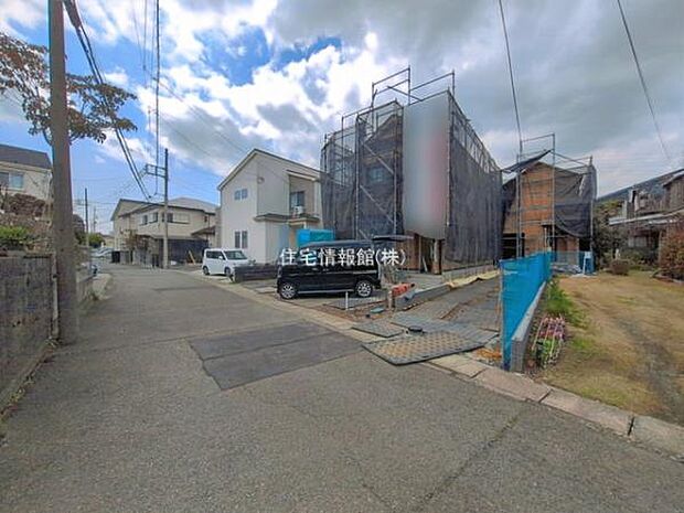 前面道路を含めた現地写真です。
