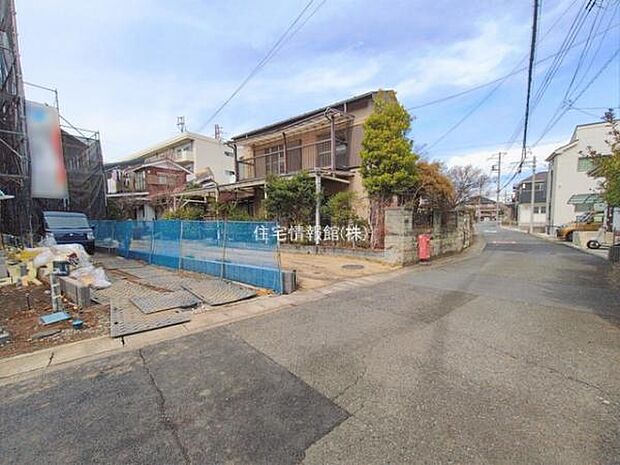 前面道路を含めた現地写真です。