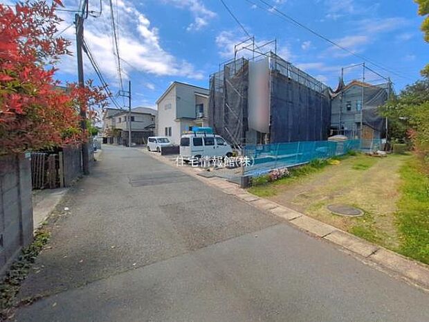 前面道路を含めた現地写真です。