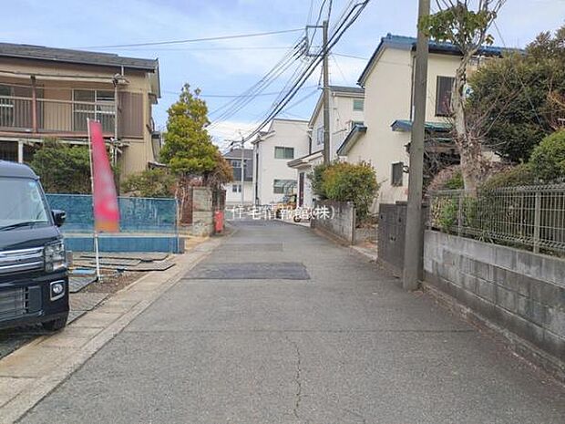 前面道路を含めた現地写真です。