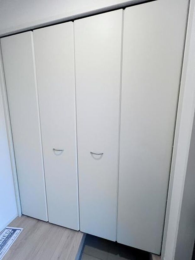 玄関に大型の収納もございます。
