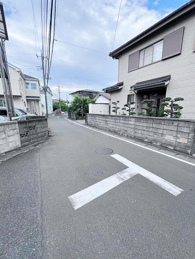 前面道路を含めた現地写真です。
