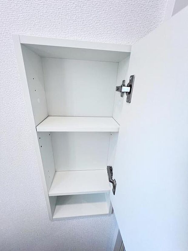 トイレ内に収納もございます