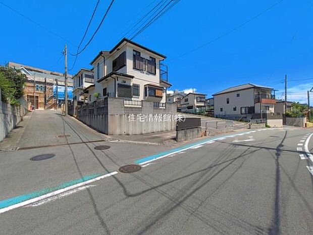前面道路を含めた現地写真です。