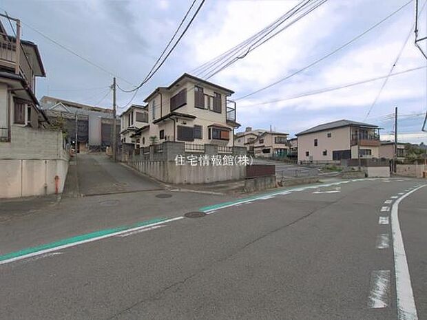 前面道路を含めた現地写真です。