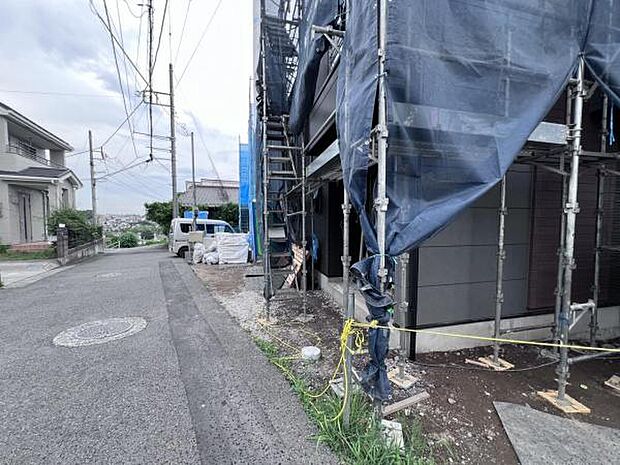 前面道路を含めた現地写真です。