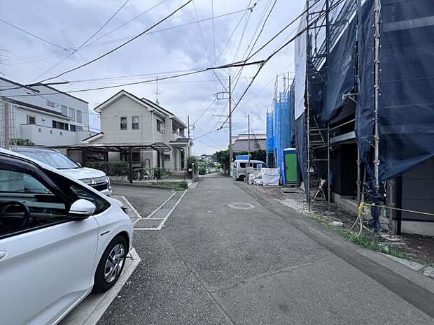 前面道路を含めた現地写真です。