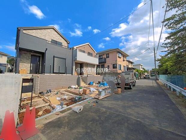 前面道路を含めた現地写真です。