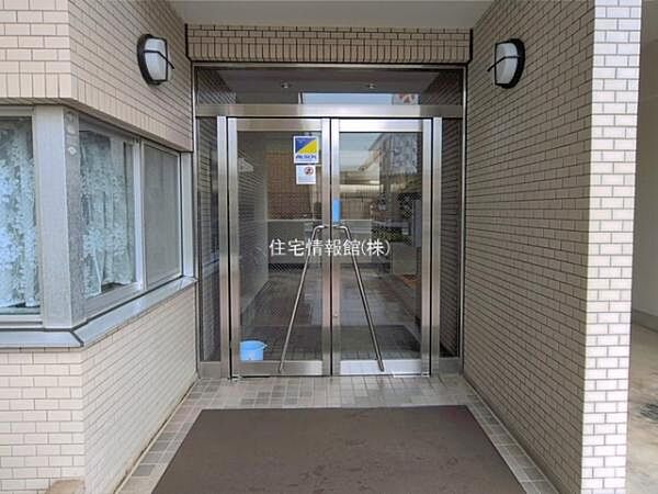 ゆったりとした印象のエントランスです。