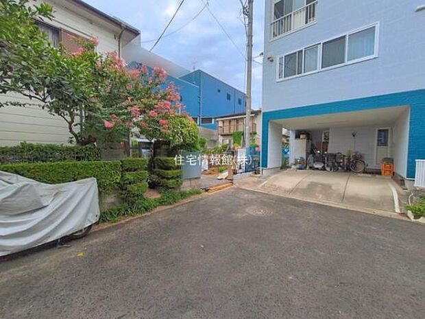 前面道路を含めた現地写真です。