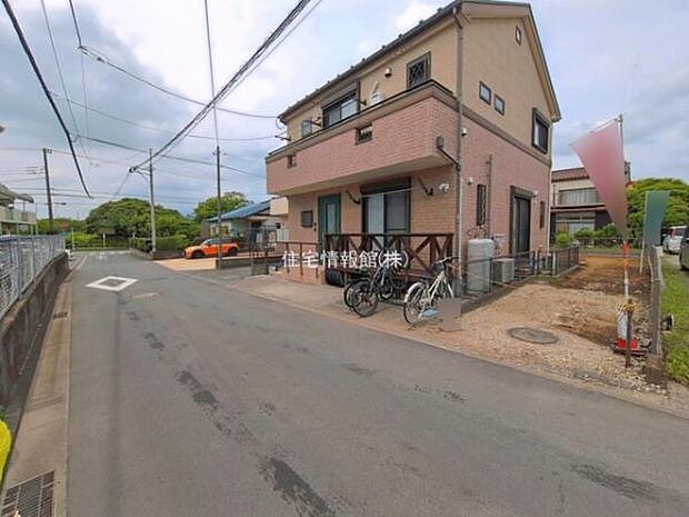 前面道路を含めた現地写真です。