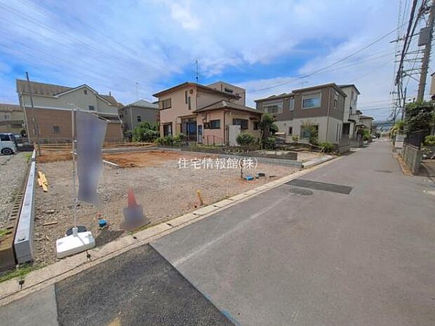 前面道路を含めた現地写真です。