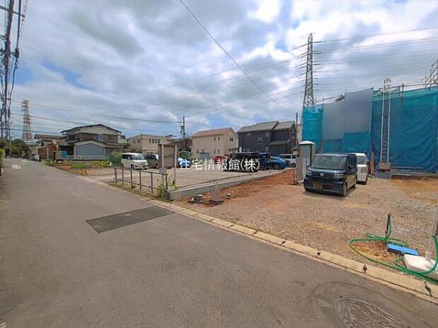 前面道路を含めた現地写真です。