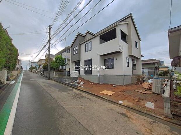 前面道路を含めた現地写真です。