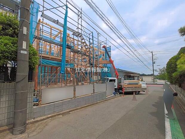 前面道路を含めた現地写真です。